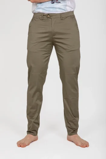 Pantalone modello chino fango.